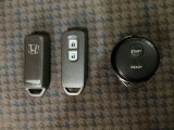 スマートキーを装備しています。鍵を差し込むことなくドアロックの開け閉めと、スタートボタン操作でのエンジンスタートができます。加えて、純正リモコンエンジンスターター用の操作キーもついています。