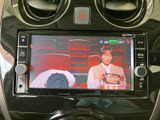 停車中にテレビや映像を楽しめるTV画面を搭載。長距離移動や休憩時間のお供に最適です。移動時間を有効活用できます。