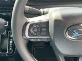 手元でオーディオ操作が可能なステアリングリモコン付です
