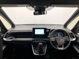 シンプルながら機能性あふれる運転席廻りです。視界性もよく、運転しやすいですよ。