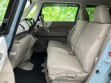 運転席からの視界は広く、運転操作もスムーズに行えます。シートの形状も体にフィットし、快適な運転をサポートします。