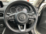 手に馴染むステアリングは、運転の楽しさを高めてくれます。操作性も良く、快適なドライビングをサポートします。