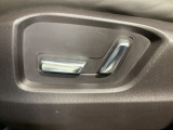 こちらのグレードは助手席にもパワーシートを装備しております!運転席同様お好みで調整が可能です!