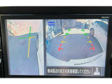 アラウンドビューモニターです。4つのカメラからの映像を合成・処理することで空から見下ろすような視点で周囲を確認でき、駐車時のクルマの位置確認がスムーズになります。