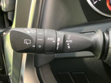 雨天時や視界不良時に役立つワイパーレバーは、運転の安全性を高めます。様々な設定が可能で、状況に応じた最適な拭き取りを実現します。悪天候時も安心です。