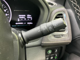 操作しやすいウインカーレバーで、安全確認を怠らずに運転できます。オート機能も搭載し、より快適なドライブをサポートします。