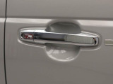 電子キーをカバンやポケットに持っていれば、ドアハンドルやバックドアに付いているボタンを押すだけでドアの開閉ができます。手が塞がっている時、カバンの中からカギを探す必要がありません。