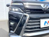 【LEDヘッドライト】悪天候や夜間走行時も良好な視界を確保し安心して運転できる高輝度LEDヘッドライトを装備!点灯速度が早く、消費電力も抑えられています。