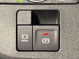 指先だけで簡単に操作が可能な電動パーキングブレーキを採用。「HOLD」スイッチを押すと、渋滞や信号待ちなどでブレーキペダルから足を離しても、ブレーキを保持するので安心です