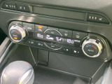快適な車内空間を保つためのエアコン操作部です。温度調整や風量調節など、直感的に操作できます。快適なドライブをサポートします。