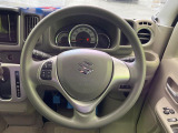 インテリアに合わせたデザインのステアリングは、運転される方のことも考え、運転しやすい形状、大きさです。是非一度、実際に触ってお確かめください。