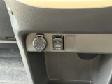 アクセサリーソケットとUSBソケットが付いています。