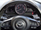 レーダークルーズコントロールを装備。アクセルやブレーキを操作しなくても、自動で先行車との車間距離を保ち追従走行できます。長距離や高速道路を運転する際に、ドライバーへの負担を軽減します。