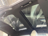 【パノラマルーフ】大型のガラスルーフ搭載で車内の解放感が一気にアップ!開放的なドライブをお楽しみいただけます。