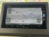 見やすい地図画面で、目的地までスムーズに案内。ナビゲーション機能で、初めての場所でも安心してドライブを楽しめます。運転をサポートします。