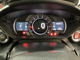真ん中にデジタルのスピードメーターと、アナログのタコメーターを配した、S660専用の3連メーターになっています。