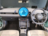 車内全体を取り巻く様なアンビエントライトを追加装備で夜のドライブにおいて上質で居心地のよい空間をつくりだすことができます。その日の気分に合わせてお好みで選択する事が可能です。