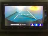 バックでの車庫入れも安心です!リアカメラが付いているバックモニター付のナビを装備しております。操作線もついており距離感も画面から確認できます。