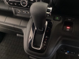 CVT車のセレクトレバーです。低速から高速まで、変速ショックのないスムーズな走りと、エンジン効率のよい領域を維持して燃費にも貢献します。サイドブレーキはスイッチ操作の電子制御パーキングブレーキです。
