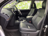 運転席からの視界は広く、運転操作もスムーズに行えます。シートの形状も工夫されており、長時間のドライブでも疲れにくい設計です。