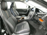 高いホールド性で運転姿勢が安定します。長距離ドライブでも疲れにくいのが魅力です。快適なドライビングライフをお送りください♪