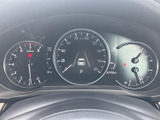 視認性の高いメーター類で、運転に必要な情報を的確に把握できます。走行距離も確認でき、車両の状態を把握するのに役立ちます。落ち着いたデザインです。