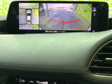 後方視界を広げるバックモニターが搭載されています。駐車時の安全性を高め、狭い場所でもスムーズな運転をサポートします。