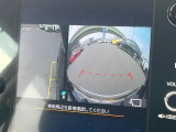 【フロント&サイドカメラ】ドライバーから見にくい死角部分を映像で確認できる前方と左側面にカメラを装着。見通しがきかない場所や住宅密集地などを運転することが多い人におすすめの安心装備です。