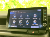 洗練されたデザインのナビゲーションシステムを搭載し、快適なドライブをサポートする多彩な機能が備わっています。