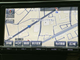 鮮明な地図表示で、運転に集中できます。交通情報もリアルタイムで確認可能。渋滞回避など、スムーズな移動をサポートしてくれる頼もしい機能です。