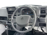 運転席まわりです。 各操作スイッチは使いやすい位置に配置されてます。