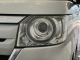 LEDヘッドライトは、点灯の瞬間から最大光量を発揮し、突然暗くなるトンネルなどでの安定感を高めます。
