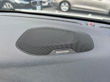 【harman kardon】ハーマンカードンのHi-Fiスペシャリストと共に、モデル別に開発・設計された専用チューニングが臨場感溢れる音響空間を実現しています。