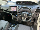 アダプティブタイプのオートクルーズです。車線中央付近を走行するようにステアリングを制御し、運転者のハンドル操作を支援します。