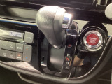 インパネシフトを採用しているので、前席の足元も広々としています。運転席と助手席の行き来もスムーズです!