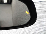 隣車線を走る車両をレーダーで検知し、ドアミラーでは確認しにくい後側方エリアに存在する車両に加え、急接近してくる車両も検知します。車両を検知するとドアミラーに搭載されたLEDインジケーターが点灯します。