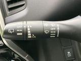 雨天時もクリアな視界を確保するワイパーレバー。速度調整も簡単に行え、運転の安全性を高めます。操作感もスムーズです。