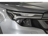LEDヘッドランプは白色または青白い光を放ちます。夜間でも遠くまで見通しが良くなり、道路標識や歩行者をより早く認識できます。