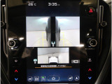 左右のサイドカメラ映像を同時に表示し、車両周囲の死角をしっかりカバー。狭い道や駐車時の接触リスクを減らし、安心して操作できる視界を確保します。