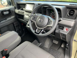 運転席からの視界は良好で、操作性にも優れています。快適なドライビングをサポートする空間設計です。