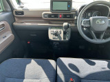 運転のしやすさを最優先に設計された見晴らしの良いインパネ。車両間隔が掴みやすく狭い道でも安心。