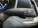 操作しやすい位置に配置されたウインカーレバー。確実な操作感で、安全な車線変更を支援します。