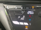 【オートエアコン】一度お好みの温度に設定すれば、車内の温度を検知し風量や温度を自動で調整。暑い&hellip;寒い&hellip;と何度もスイッチ操作をする必要はありません。快適な車内空間には必須の機能ですね♪