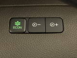 ECON モードをON にするとアクセルペダルの動きに対するエンジンの反応とエアコンの制御を切り換えることで、燃費のいい運転をするドライバーがペダルを踏んだ時と同じようにエンジンを制御します。