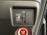 左側電動スライドドアは運転席からでも操作ができるように、ハンドル付近に開閉の操作スイッチが付いています。
