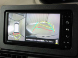 パノラミックビューモニター付きです。車両を上から見たような映像をナビゲーション画面に表示。運転席からの目視だけでは見にくい、車両周辺の状況をリアルタイムでしっかり確認できます。