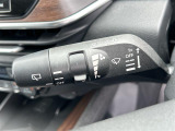 【オートワイパー(AUTO)】雨が降り出した時に、雨滴検出用センサー(レインセンサー)が雨滴を感知すると、自動でワイパーが動作します。