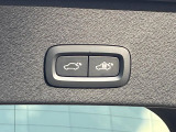 【パワーバックドア】スマートキーや運転席のボタンを押すだけでリアゲートが自動で開閉します!荷物を持っている時や、高い位置にあるバックドアを閉める際に便利な機能です。