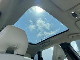 【パノラマガラスルーフ】固定式のガラスルーフで明るい車内空間を演出。日差しの強い日は電動スライドカーテンで調整するなど、季節を問わず開放的なドライブをお楽しみいただけます。