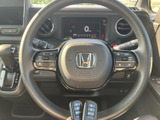 握りやすい太さで運転姿勢をサポート。操作に必要なスイッチ類が指先ひとつで操作でき、快適なドライブをサポートします。